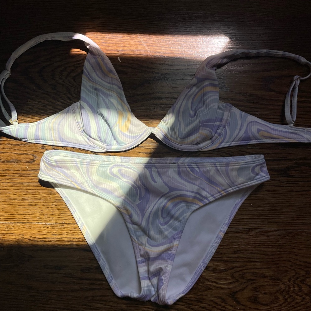 Hollister marble pattern bikini.  Top size xxs, bottoms are size xs.